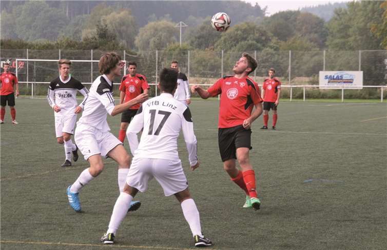 Hoch hinaus will die SG Puderbach nach dem Erfolg über den VfB Linz. Auch in Wahlrod will Konstantin Gegelmann wieder für Feierlaune bei den Rot-Schwarzen sorgen.TH