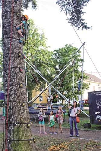 Hoch hinaus wollten Trampolinspringer und Wipfelstürmer.