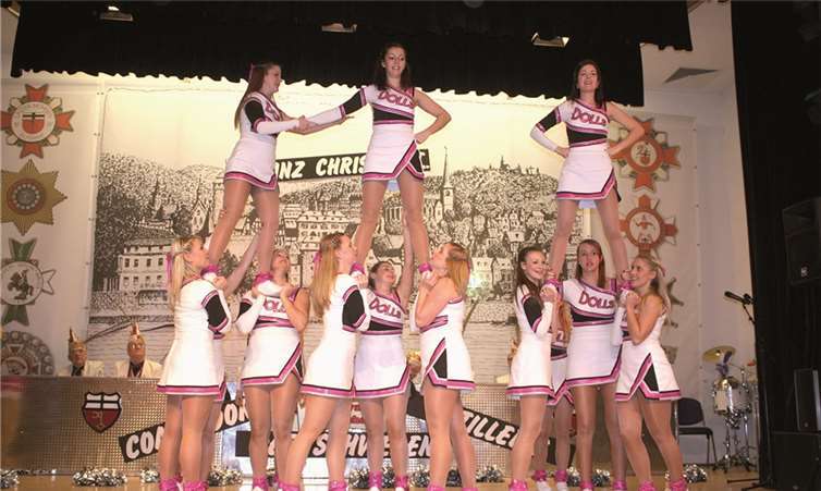 Hoch hinaus wollten zunächst die „Silver Dolls“ bei ihrem Helen Fischer-Medley.