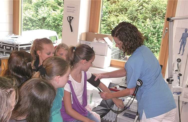 Hoch interessiert blicken die Schülerinnen und Schüler des Gymnasiums Calvarienberg auf die einzelnen Arbeitsabläufe in der Notfallaufnahme. privat