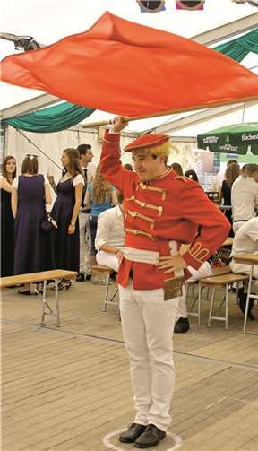 Hoch konzentriert präsentierte sich der Sieger des Schwenkens um den Amtspokal, Jan-Philipp Wallek, der Jury.