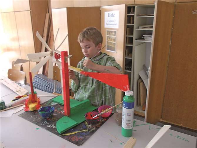 Hoch konzentriert verpasst Julian seinem Werkstück den letzten Feinschliff.privat