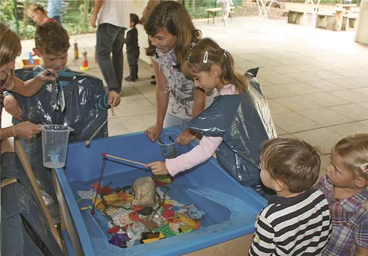 Hoch konzentriert waren die kleinen Petrijünger beim Angelspiel.