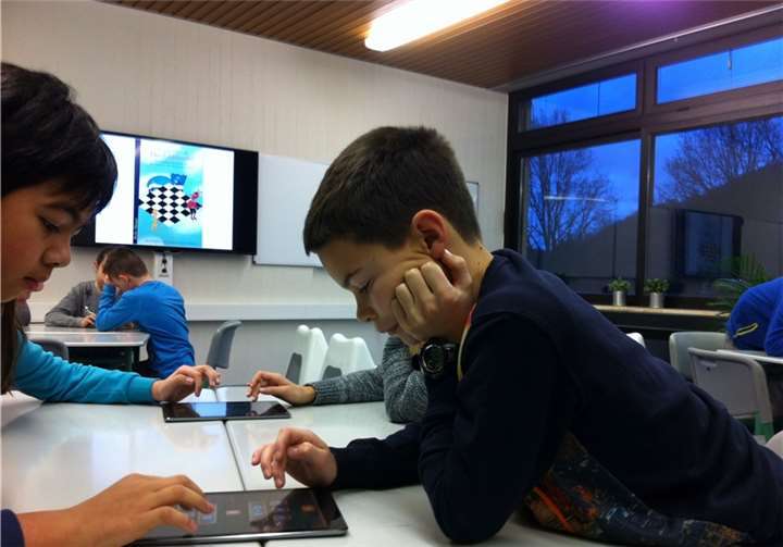 Hoch konzentriert wurden variantenreiche Grundrechenaufgaben am iPad gelöst.privat