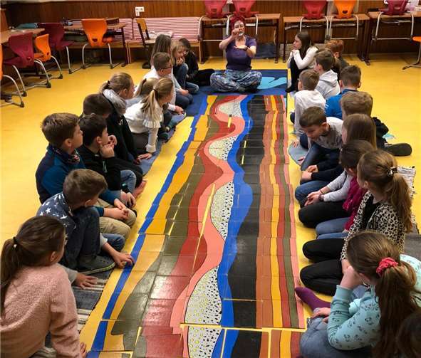 Hoch konzentrierte Kinder folgten dem Vortrag von Ines Hansen. Foto: Grundschule Wehr