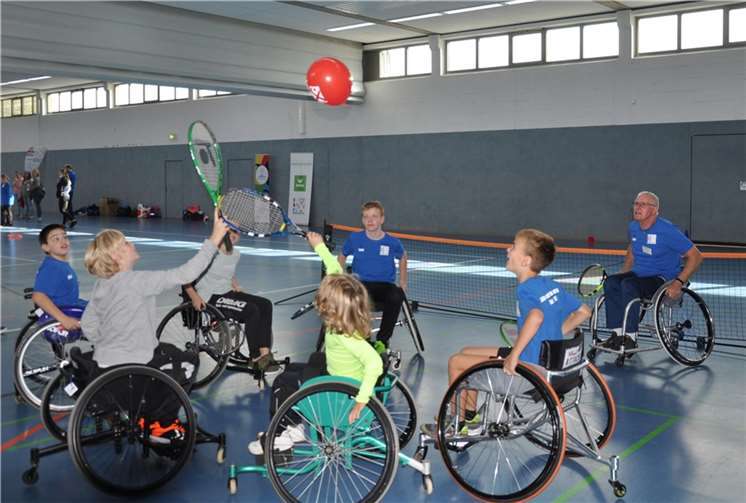 Hoch mit dem Luftballon: Rollstuhltennis kann viel Spaß machen.Fotos: privat