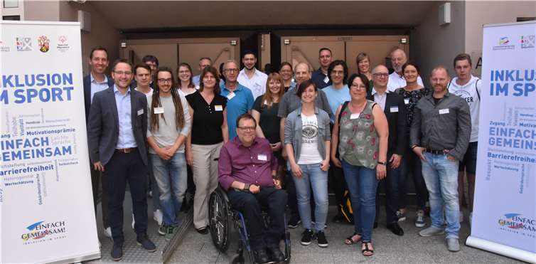 Hoch motiviert: die angehenden Sport-Inklusionslotsen mit LSB-Abteilungsleiter Oliver Kalb (l.), LSB-Referentin Laura Trautmann (6.v.l.), LSB-Sport-Inklusionsmanagerin Katharina Pape (6.v.r.) sowie Michael Bergweiler (2.v.l.) und Olaf Röttig (5.v.r.) von der Steuerungsgruppe Inklusion und Matthias Rösch, Landesbeauftragter für Menschen mit Behinderung (vorne im Rollstuhl).Foto: M. Heinze