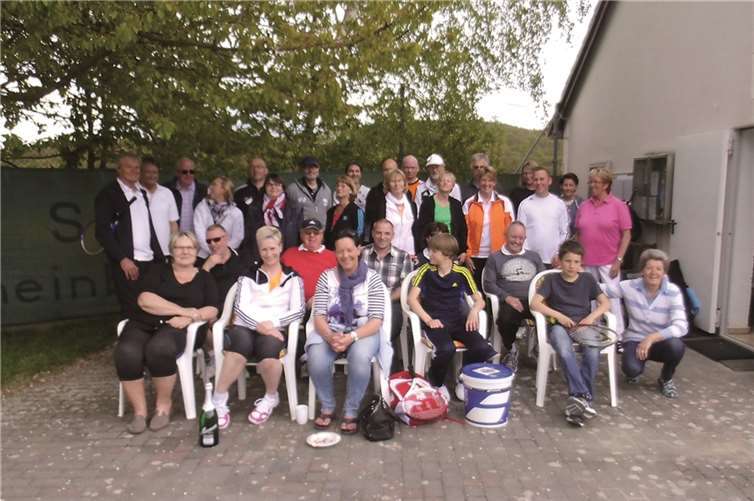 Hoch motiviert gehen die Tennisspielerinnen und Tennisspieler des SV SW Merzbachin die neuen Freiluftsaison. privat