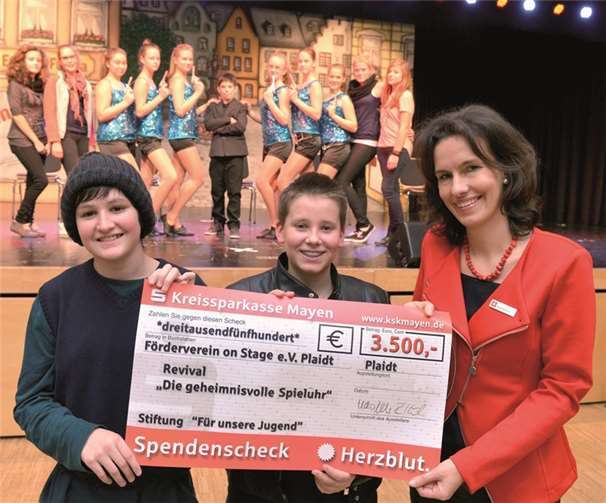 Hoch motivierte Gesichter bei der symbolischen Scheckübergabe - Filialleiterin Manuela Klein gratulierte zur Spende und dem großen Erfolg des Musicals „Die geheimnisvolle Spieluhr“.privat