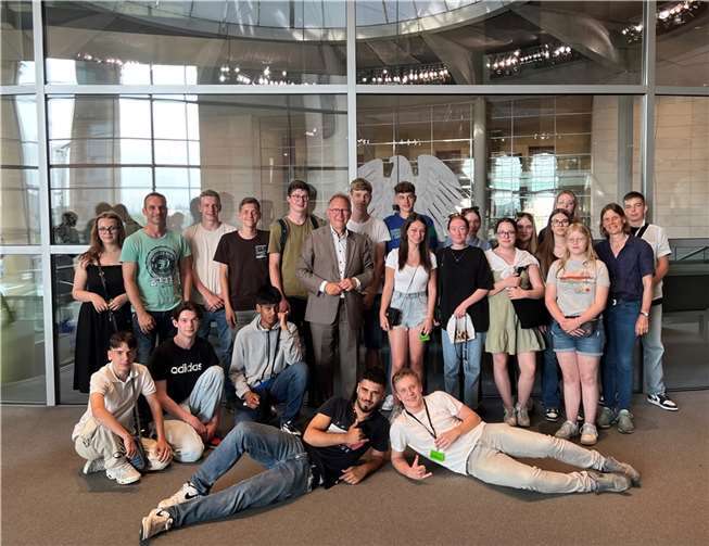 Hoch politisch wurde es für 20 Schülerinnen und Schüler der Klasse 10a der Nelson-Mandela-Schule Dierdorf, im Rahmen ihrer fünftägigen Abschlussfahrt in die deutsche Hauptstadt Berlin, dort trafen sie Erwin Rüddel. Foto: A. Wicklein