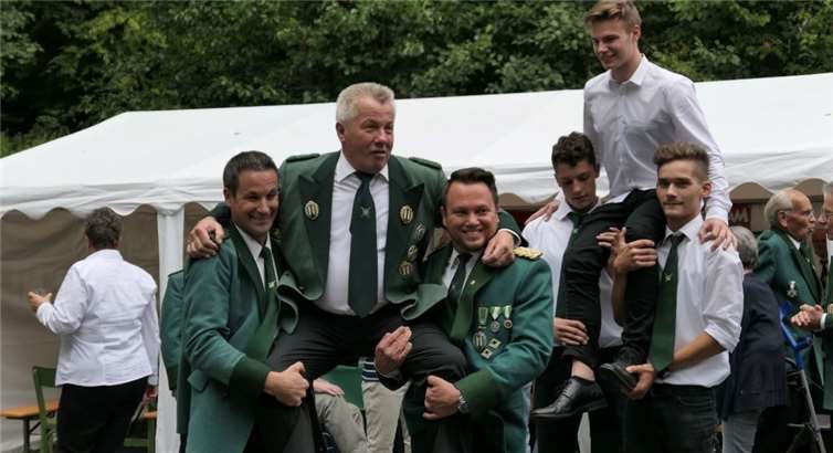 Hoch sollen sie leben: der neue Schützenkönig Manfred Füllenbach und Jungschützenkönig Philipp Gries. Gabi Klein