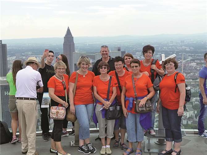 Hoch über Frankfurt auf dem Main-Tower wurde das Erinnerungsfoto geschossen. privat