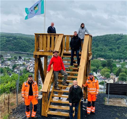 Hoch über Unkel auf dem Elsberg thront die Aussichtsplattform, die (von oben nach unten) Stadtbürgermeister Gerhard Hausen, die Geschäftsführerin des Naturparks Rhein-Westerwald, Irmgard Schröer, Stadtbeigeordneter Markus Winkelbach, Egon Roos (Vorstand Jagdgenossenschaft Unkel) sowie der Stadtbeigeordnete Günter Küpper und die Bauhofleitung mit Frank Jax (links) und seinem Stellvertreter Torsten Jammel präsentierten. Foto: Thomas Herschbach für Kulturstadt Unkel