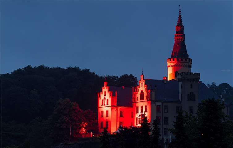 Hoch über dem Rhein leuchtete Schloss Arenfels weithin sichtbar blutrot. Foto: Dietmar Walter