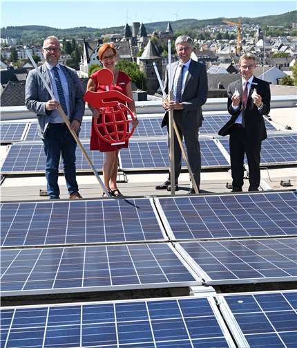 Hoch über den Dächern der Mayener Innenstadt traf sich der KSK-Vorstandsvorsitzende Karl-Josef Esch (2.v.r.) mit dem neu gebildeten „Arbeitskreis Energie“ bestehend aus (v.l.) Elmar Kanne (Baubereich), Annette Friedrich (Organisationsabteilung) und Karl-Heinz Nigbur (Personalmanagement) auf dem Dach des 2013 fertig gestellten Erweiterungsbaus der KSK Mayen, um über Maßnahmen zur Energieeinsparung in der Kreissparkasse Mayen zu beraten.  Foto: privat