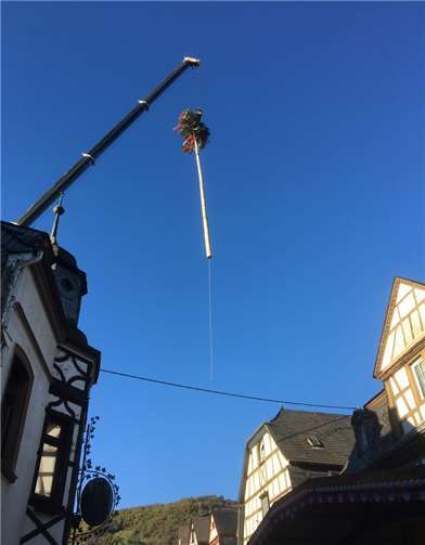 Hoch über den Dächern von Kobern schwebte der Kirmesbaum auf den Marktplatz.Gemeinde Kobern-Gondorf