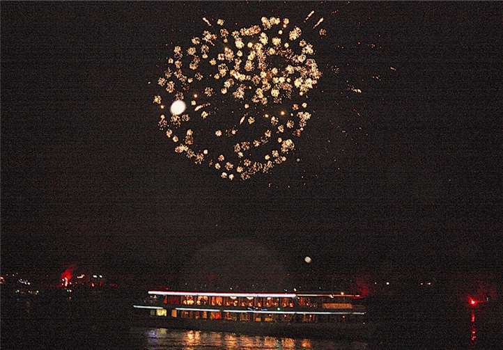 Hoch über den Schiffen auf dem Rhein erhellten Feuerwerkskörper den Nachthimmel. DL