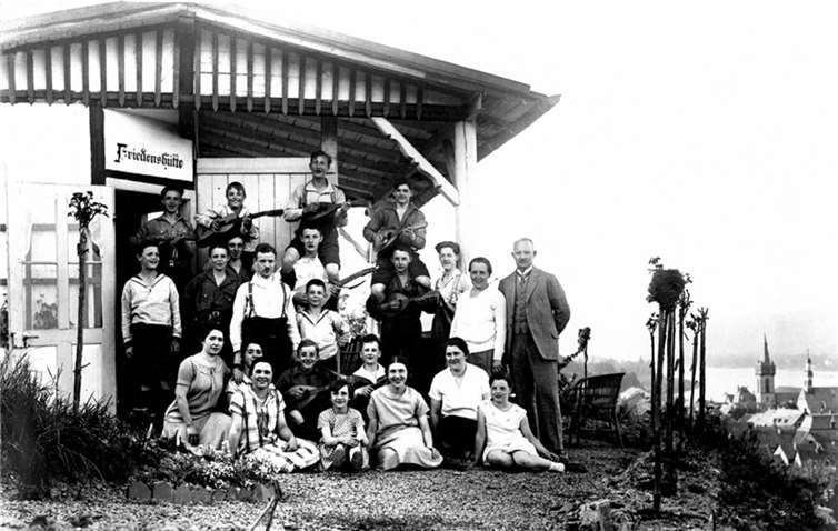 Hoch über den beiden Kirchtürmen von Oberwinter erscheint die Friedenshütte der Familie Gütgemann im Ellig.