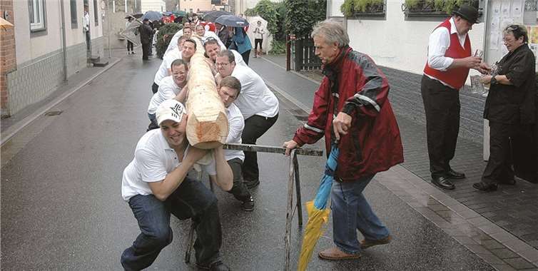 Hoch und weiter geht’s im Festumzug mit den Junggesellen und dem Kirmesbaum nach „getaner Rast“ am Gasthaus „Zur Post“.