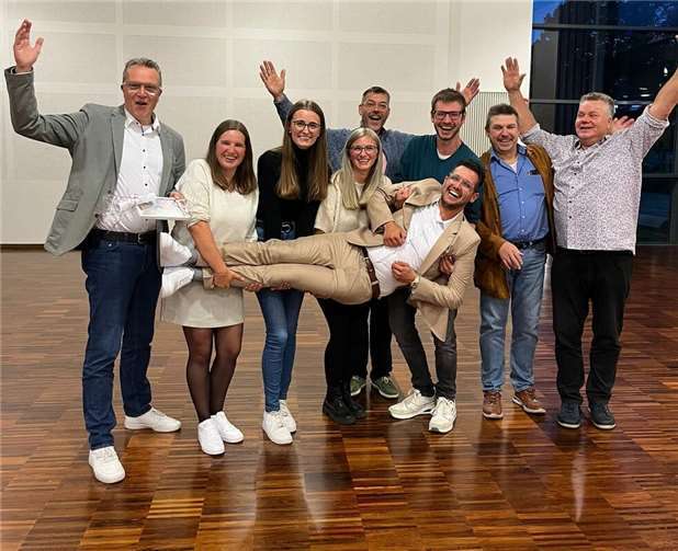 „Hoch wir ihn heben, hoch soll er leben!“ Foto: Große Karnevalsgesellschaft Die Bemoosten Vallendar