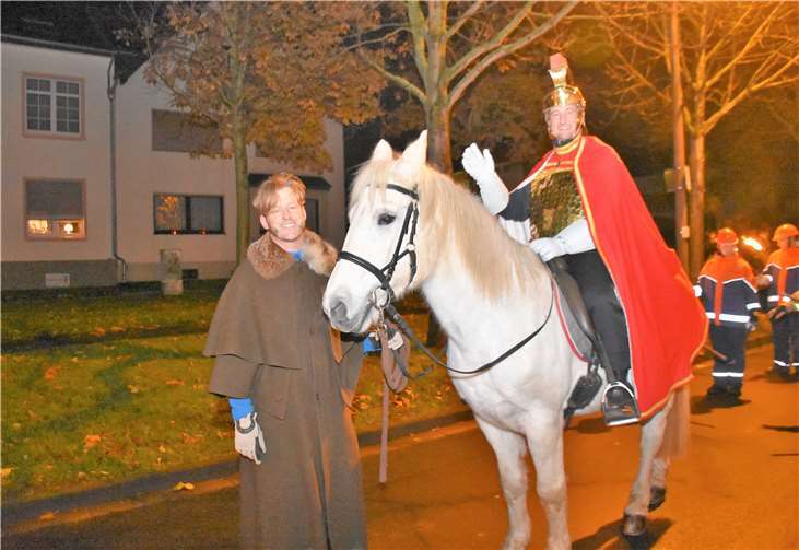 Bunter Lichte erhellten die Straßen Hoch zu Ross führte St. Martin (Jürgen Esser) den Umzug durch die Stadt an.