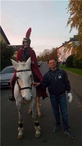 Hoch zu Ross ritt St. Martin durch die Straßen der Pollenfeldsiedlung.  Fotos: privat