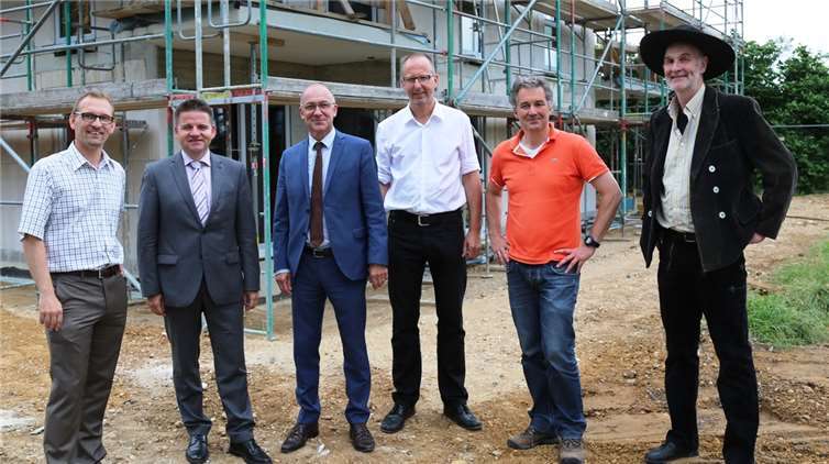 Hoch zufrieden über den Baufortschritt zeigten sich beim Richtfest v.li.: Erster Beigeordneter Holger Jung, Geschäftsführer Dirk Schwindenhammer, Bürgermeister Bert Spilles, Architekt Sven Möller, Bauunternehmer Christoph Weyer und Zimmermann Peter Kossmann.StF