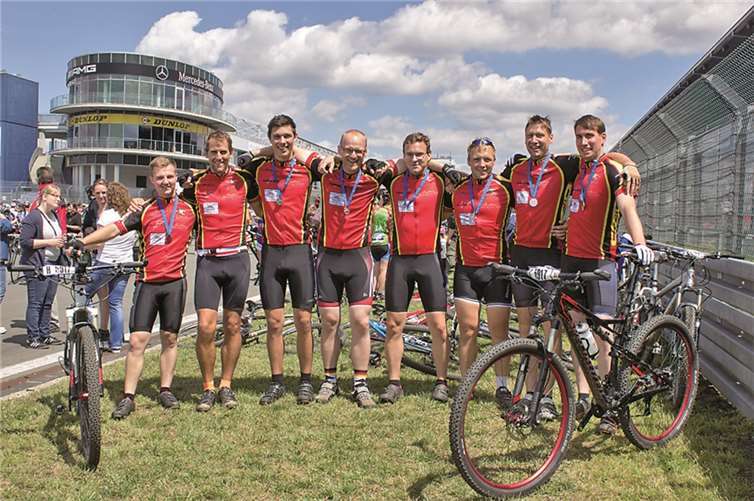 Hoch zufrieden war dasTeam Achterjet mit seinem Ergebnis beim diesjährigen Rad am Ring. privat