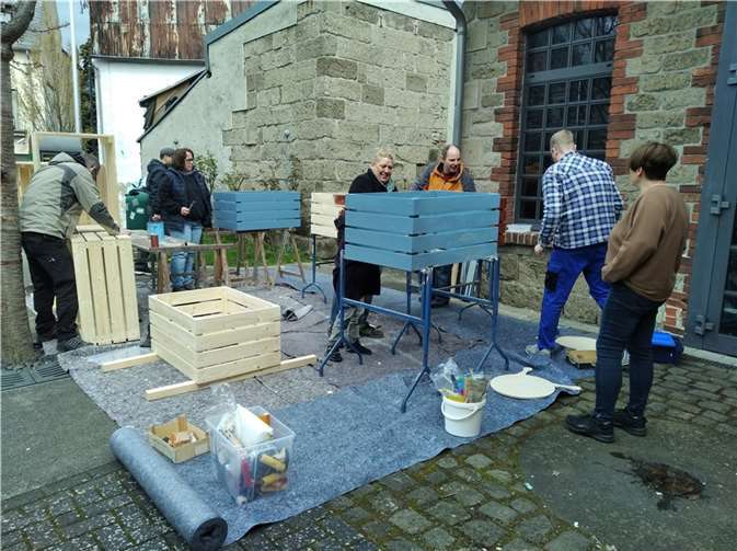 Hochbeete für den Beller Kindergarten Regenbogenland wurden wetterfest angestrichen.