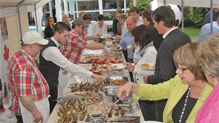 Hochbetrieb am Büffet mit kanadischen Leckereien.FA