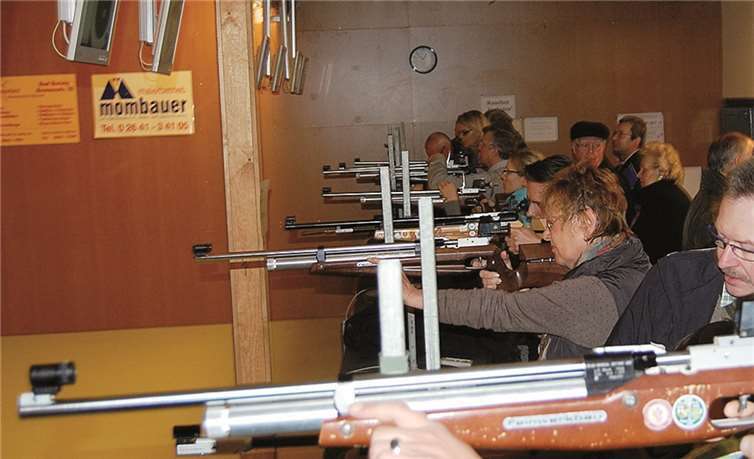 Hochbetrieb am Schießstand des SSV: Hobby - Schützen bei der Jagd auf Ostereier. FA