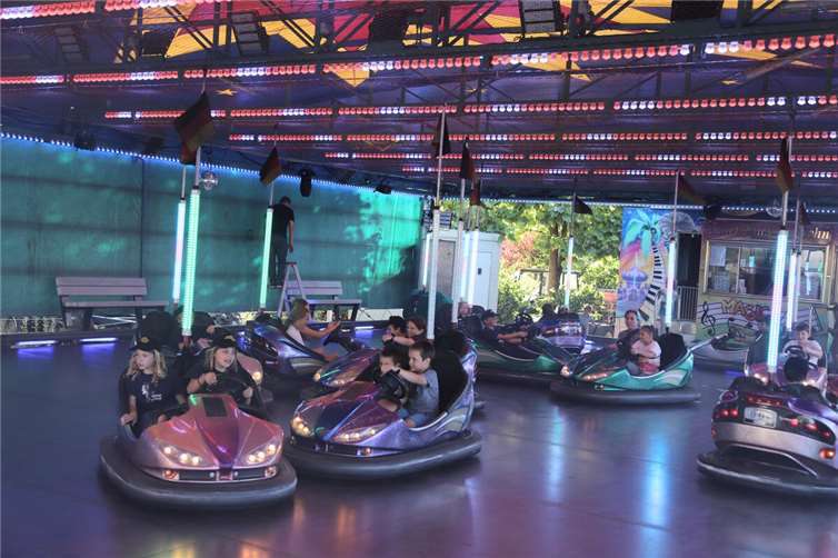 Eicher feierten traditionelle Kirmes auf dem Dorfplatz Hochbetrieb auf dem Autoscooter.