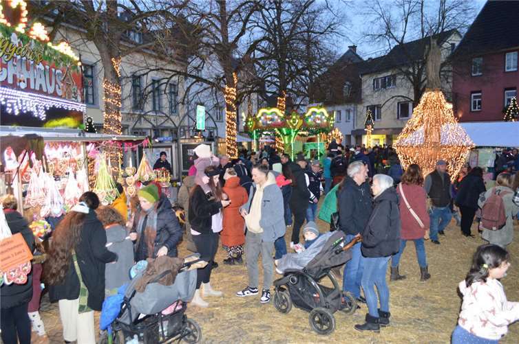 Hochbetrieb auf dem Marktplatz. Fotos: AB