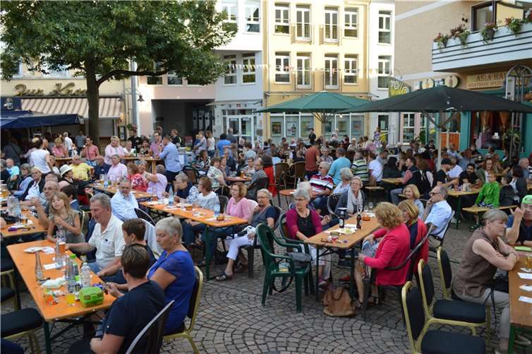 Hochbetrieb bei der Livemusik auf dem Marktplatz.  Fotos: Archiv AB