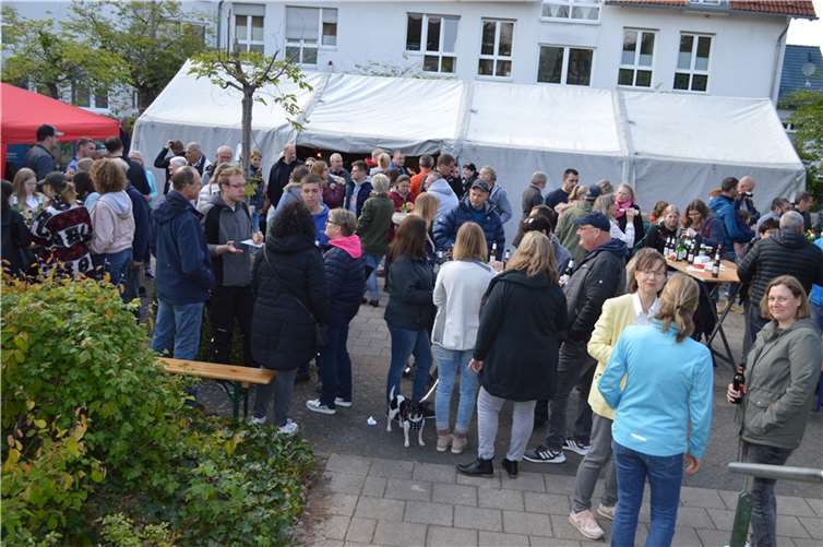 Hochbetrieb beim Maifest in der Oedinger Dorfmitte, wo die Feuerwehr alles für eine zünftige Maifeier bereitstellte.