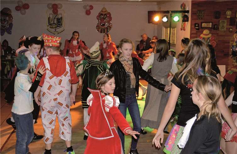 Hochbetrieb herrschte auf der Tanzfläche, wo allein, zu zweit, zu dritt oder in großen Runden so richtig abgetanzt wurde. AB