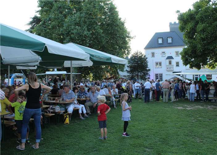 Hochbetrieb herrschte bei herrlichem Sommerwetter schon am Nachmittag im Park der Oberen Burg.
