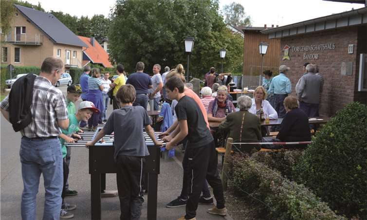 Hochbetrieb herrschte vor dem Bandorfer Dorfgemeinschaftshaus. Der Sankt Josefs-Verein hatte das Wenzelfest kurzfristig von der Wiese vor das Dorfgemeinschaftshaus verlegt. AB