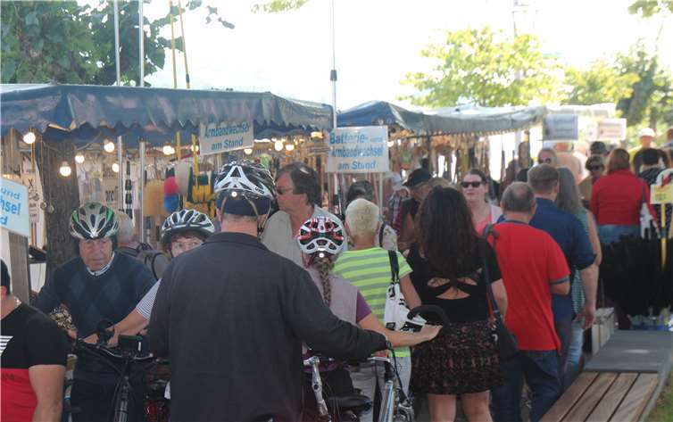 Hochbetrieb herrschtean allen Tagen rund um die Stände der Verkäufer.