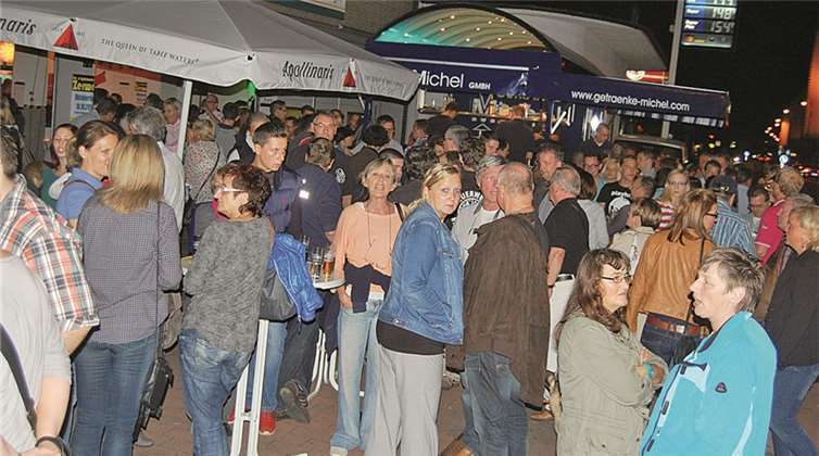 Hochbetrieb rund um die Bierstände bei der „Kölschen Nacht“ der Breisiger Feuerwehr. FA