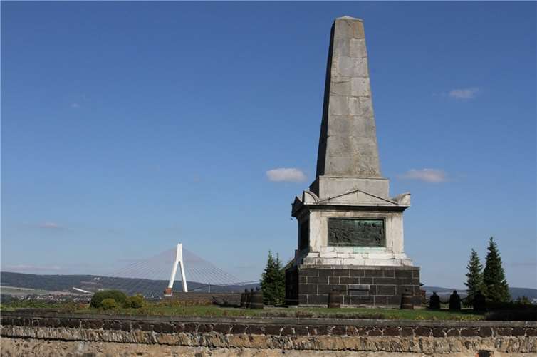 Hoche Denkmal in Weißenthurm mit Raiffeisenbrücke im Hintergrund.Foto: VG Weißenthurm