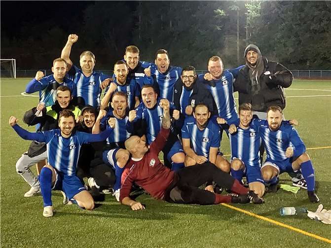 Hocherfreut, aber auch ein wenig ungläubig bejubelten die Ochtendunger das zwischenzeitliche Erreichen der Tabellenspitze. Quelle: SV Ochtendung