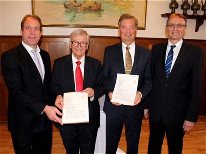 Hocherfreut nahmen Gerhard Hausen und Karsten Fehr in Anwesenheit von Rainer Kaul den Aufnahmebescheid von Randolf Stich entgegen. DL