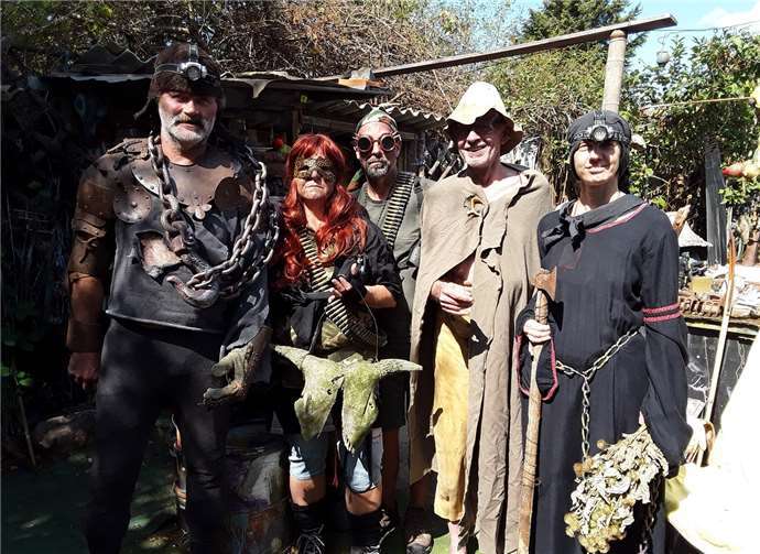 Verbrechen im Tal der roten Rebe Hochgerüstete Unholde oder liebenswürdige Outlaws, auch diese Gestalten spielen im Film eine Rolle.