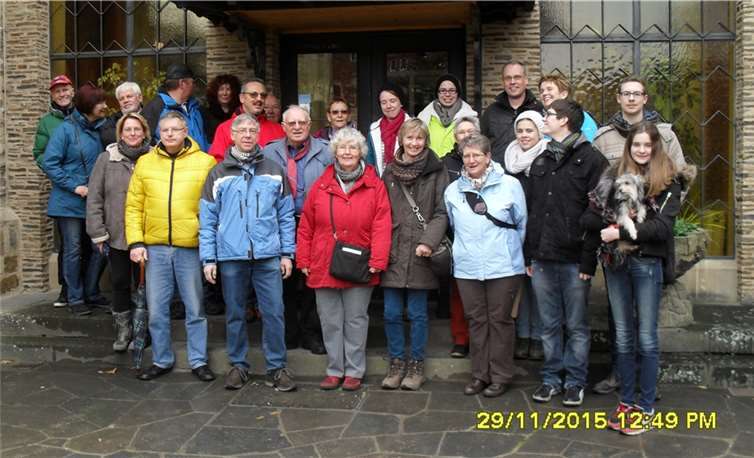 Hochinteressantes zur Geschichte der Stadt erfuhren die Sinziger Wassersportler auf ihrer Adventswanderung, bei der sie auch einen längeren Halt am und im Schloss machten. privat