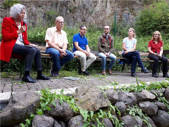 Hochkarätiges Podium zu Klima- und Naturschutz: v.li. Roswitha Schönwitz, Moderatorin; Georg Wilmers, ADFC; Stefan Gsänger, WWEA, Christian Nachtwey, Bio-Obsthof Nachtwey; Monika Hachtel, NABU und Katja Stoppenbrink, SPD-Bundestagskandidatin.Copyright: SPD-Wachtberg