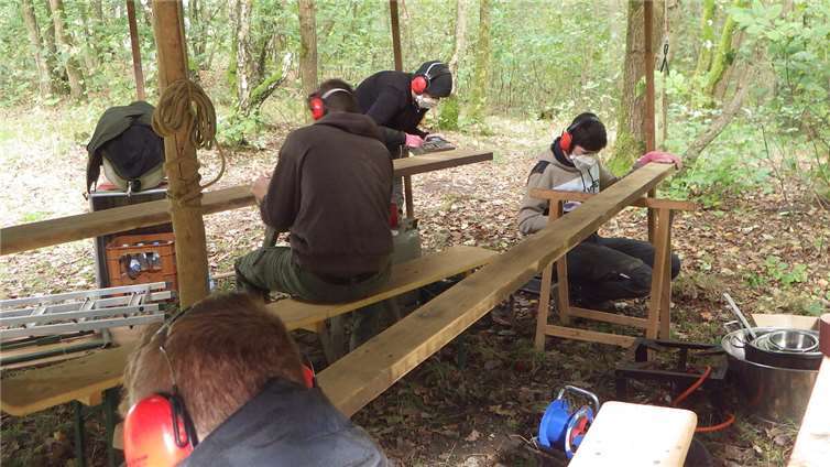 Hochkonzentriert bei der Arbeit: Die Igel-Gruppe der Gladbacher Pfadfinderschaft St. Georg hat die Kirchberghütte während der Herbstferien auf Vordermann gebracht.  Foto: privat