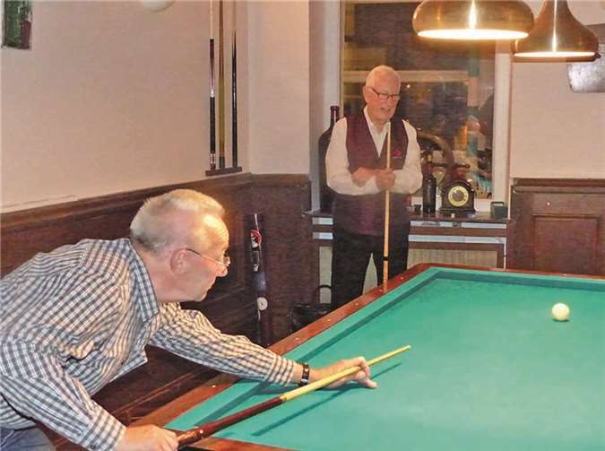 Hochkonzentriert beobachtete Karl Schröder den Verlauf seines Dreibandstoßes, Raymond Ceulemans schaute interessiert zu.AB