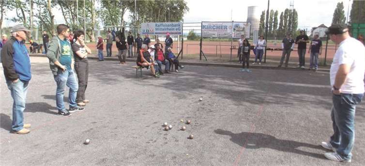 Hochkonzentriert waren die Boule-Spieler am Werk. privat