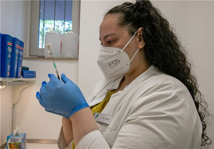 Hochkonzentriert zog Pharmaziepraktikantin Rahma Taha das Vakzin auf Spritzen, die dann nebenan in die Arztpraxis gebracht wurden.